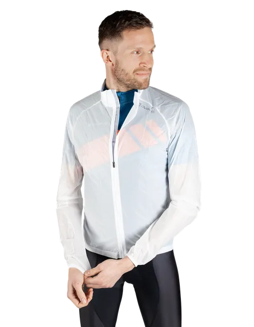  Modellen er 186 cm høy og har på seg størrelse 7