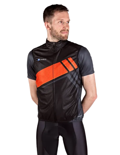  Modellen er 186 cm høy og har på seg størrelse 7