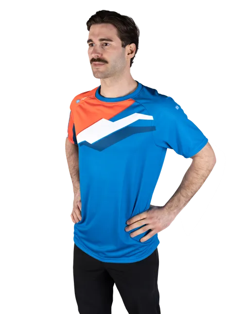  Modellen er 182 cm høy og har på seg størrelse 6