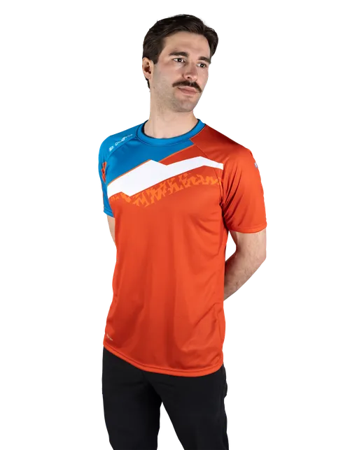  Modellen er 182 cm høy og har på seg størrelse 6