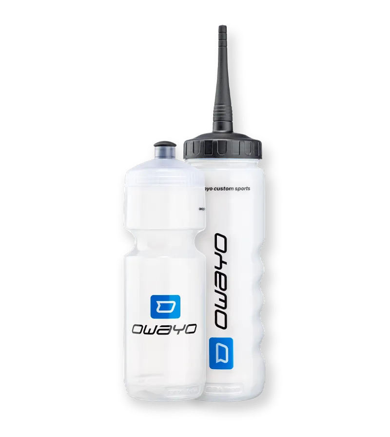 To gjennomsiktige drikkeflasker med owayo-logoen, en med svart lokk og drikkeåpning, den andre med vanlig lokk.