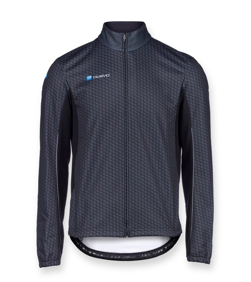 En mørk, langærmet sportsjakke med lynlås og geometrisk mønster, med 'owayo'-logoen på brystet.