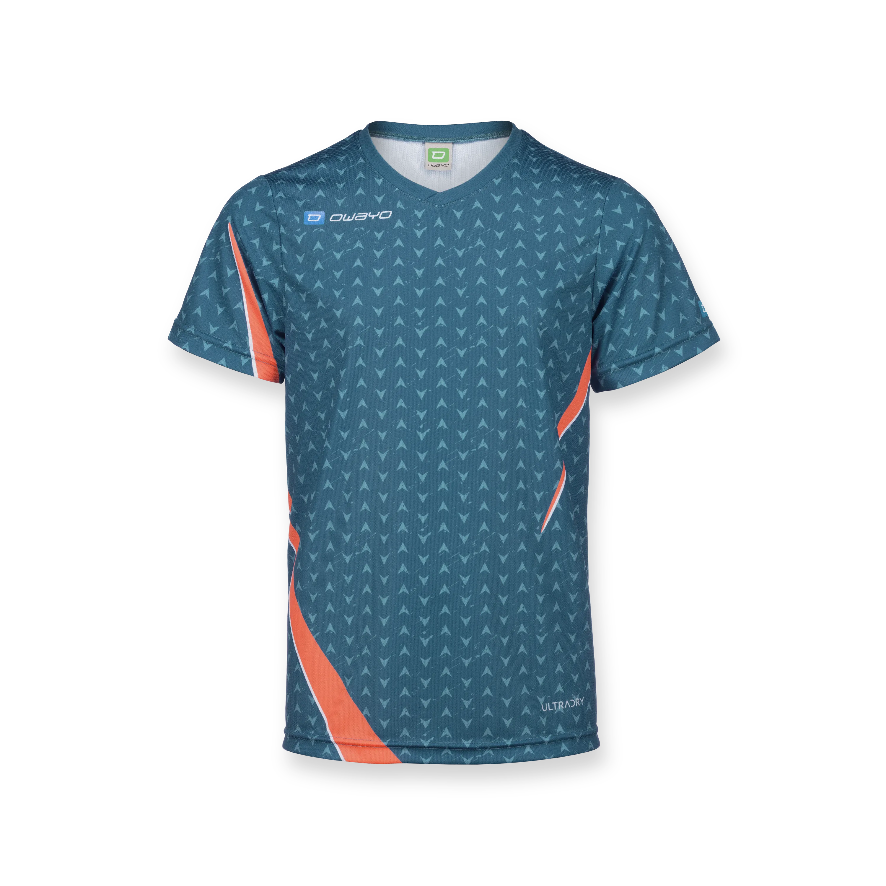 En sporty barne t-skjorte i blått med et geometrisk mønster og oransje aksenter.