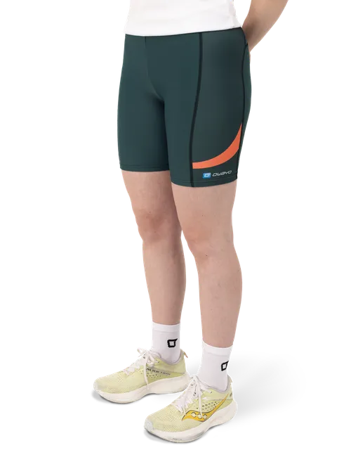  Modellen er 172 cm høy og har på seg størrelse S3