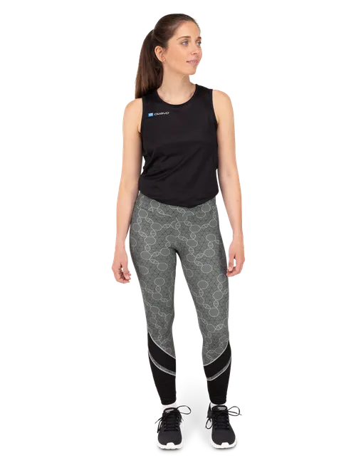  Modellen er 165 cm høy og har på seg størrelse S2