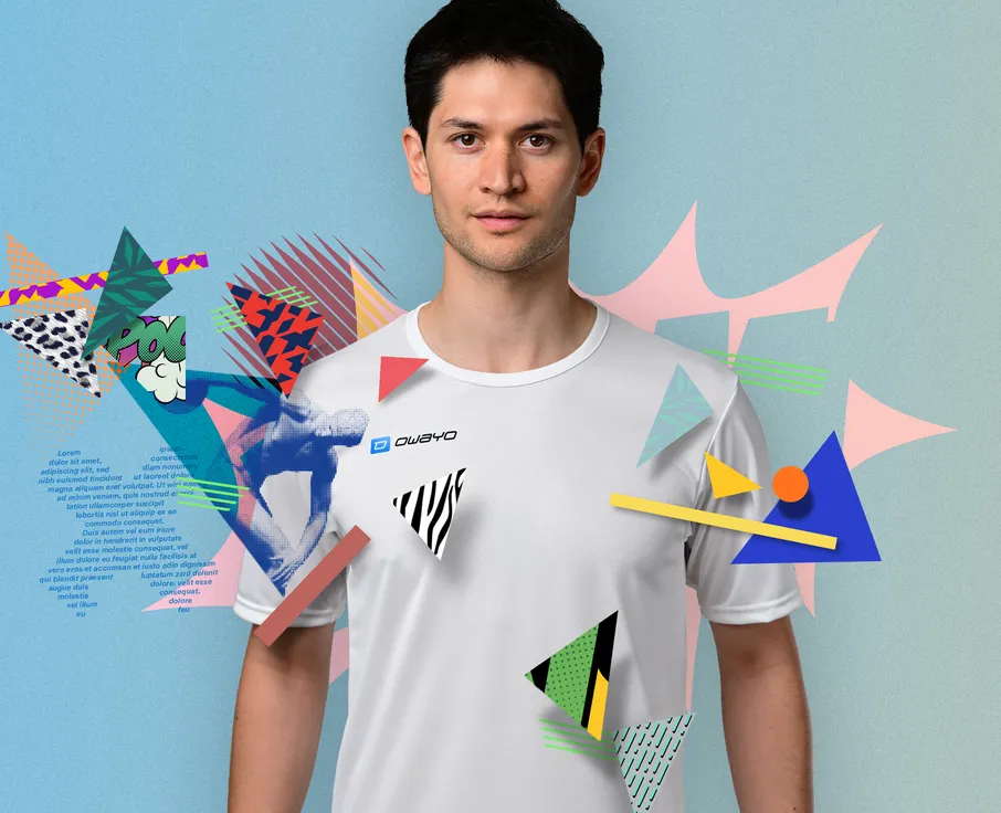 En mann bærer en hvit, korte ærmet sportskjorte med 'owayo'-logoen på brystet, omgitt av fargerike geometriske former og mønstre.