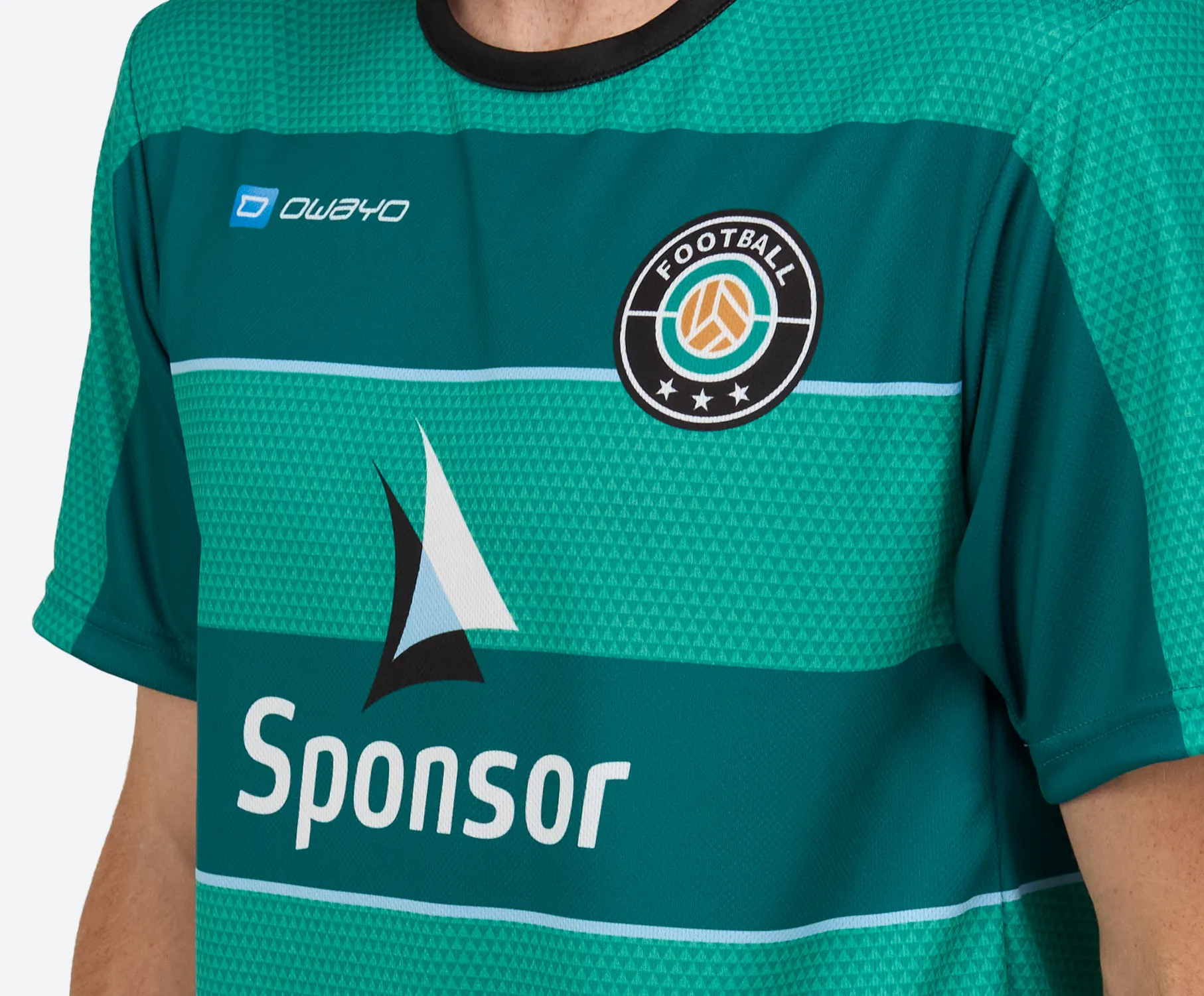 Grønn fotballdrakt med diagonale mønstre, logo og sponsortrykk.