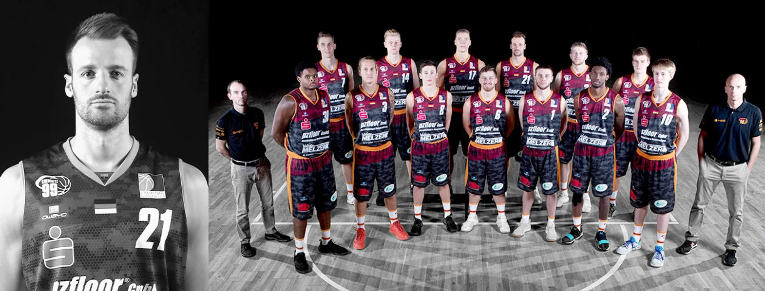 Et basketballlag i mørke trøyer med oransje og røde detaljer poserer på en basketballbane, mens en mann i forgrunnen har på seg en trøye med nummer 21.