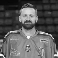 En mann med bart bærer en ishockeyskjorte med ulike sponsorlogoer, inkludert owayo-logoet.