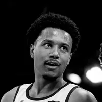 En mann i en sportskjorte laget av owayo, tatt i svart-hvitt.