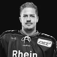 En mann i en svart ishockeyskjorte med owayo-logoen på brystet og ordet 'Rhein' på fronten.
