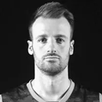 En mann i en mørk, sportslig V-hals trøye, som representerer tilpasset sportstøy.