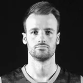 En mann i en mørk, sportslig V-hals trøye, som representerer tilpasset sportstøy.