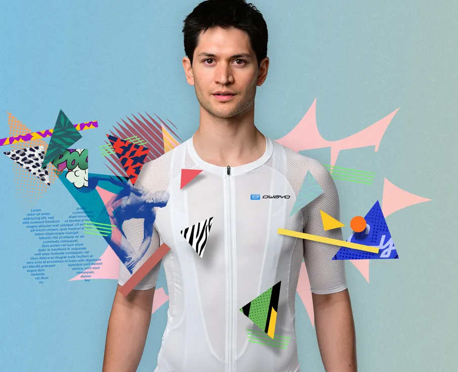 En mann bærer en hvit, korte-ermet sporttrøye med glidelås og 'owayo'-logoen på brystet, omgitt av fargerike geometriske former.