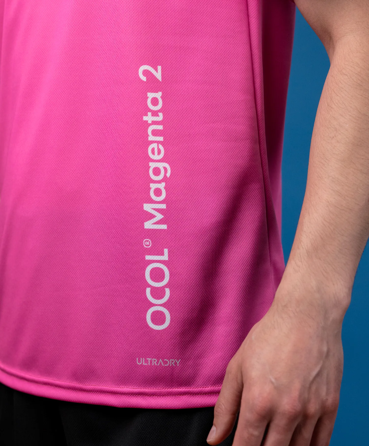 En rosa sportstopp med en logo og teksten 'Magenta 2'.