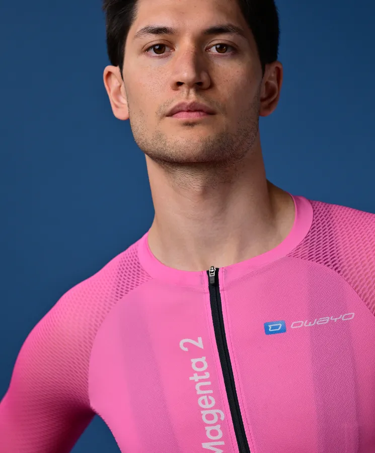 En mann har på seg et rosa, ermet sportstrøye med 'owayo'-logo på brystet.