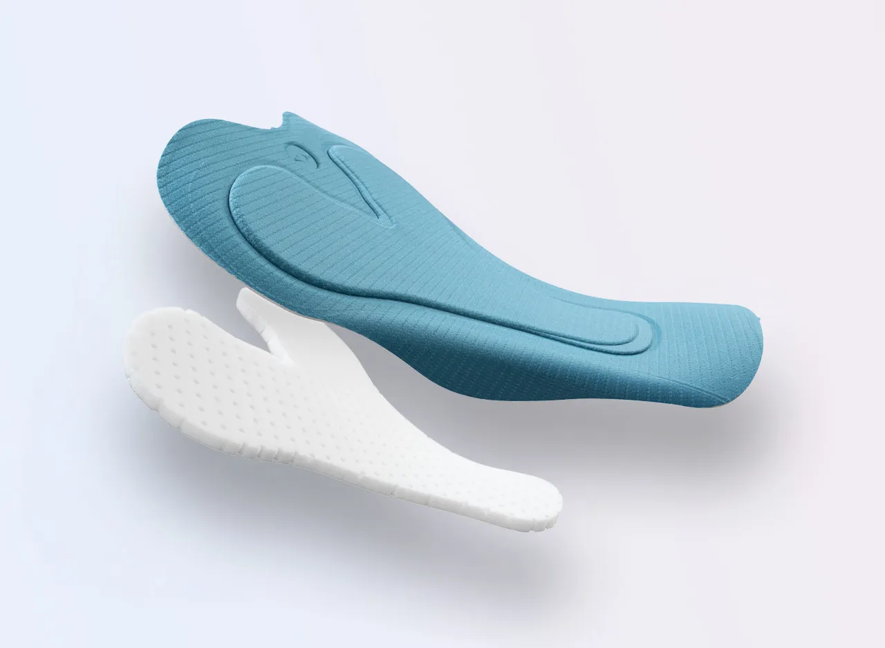 To fotsenger i blått og hvitt, med en sklisikker overflate og ergonomisk form.